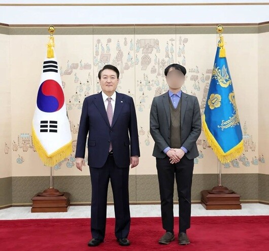 윤석열 대통령실 출신인 오 아무개 씨는 본인 대학원 동기 커뮤니티에 한 장의 사진을 올렸다. 윤석열 전 대통령과 함께 찍은 사진이다. 하지만 일부 동료들이 합성 의혹을 제기했다. 실제 합성 여부는 확인되지 않았다. 오 씨는 해당 사진을 최근 삭제했다. 사진=독자 제공