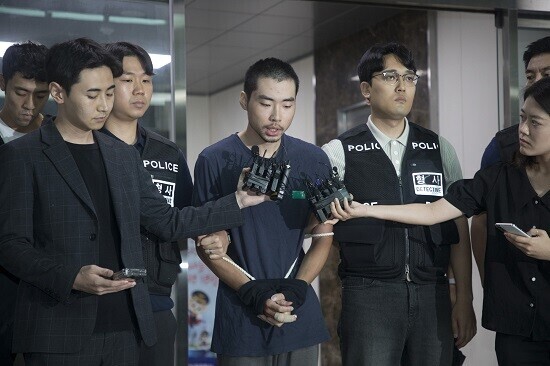 서현역 백화점에서 흉기를 휘둘러 14명의 사상자를 낸 피의자 최원종이 2023년 8월 10일 검찰로 송치되는 과정에서 취재진의 질문에 답하고 있다. 사진=이종현 기자