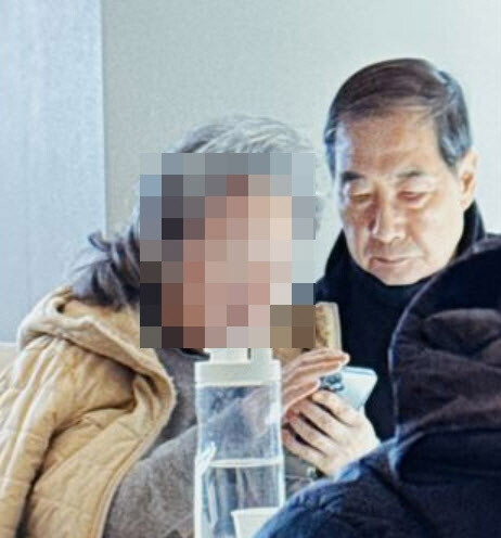 서울중앙지법이 한덕수 전 국무총리의 내란주요임무 종사 혐의는 유죄로 판단했다. 사진은 윤석열 전 대통령의 사형 선고가 나온 다음 날 국내 호텔에서 포착된 한덕수 전 국무총리 부부.  사진 = 최항 작가 페이스북