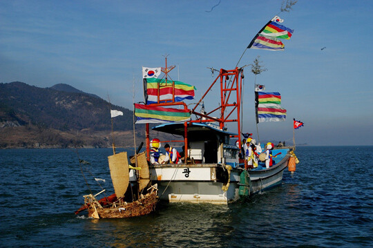 띠배를 끌고 모선이 먼 바다로 나가는 모습. 사진=국가유산청 제공