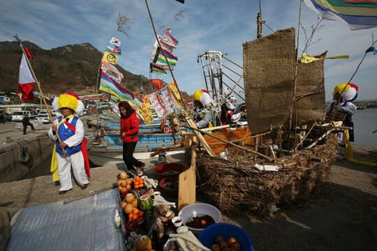 띠배 제작을 마치고 나면 선착장에서 용왕굿을 벌인다. 사진=국가유산청 제공