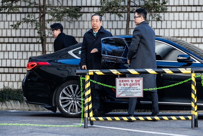 한덕수 전 국무총리가 1월 21일 오후 서울 서초구 서울중앙지법에서 열린 1심 선고공판에 출석하고 있다. 사진=최준필 기자