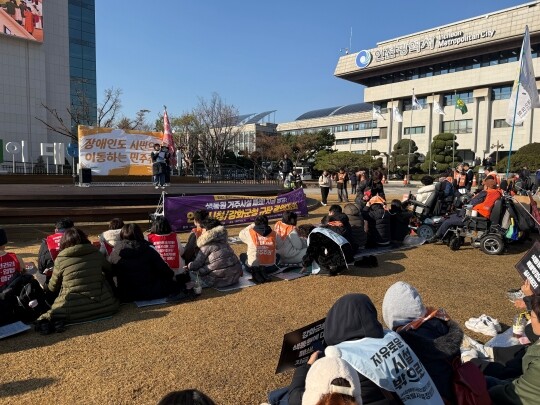 지난해 12월 18일 인천시 중증장애인시설 색동원 성폭력 의혹과 관련해 공동대책위원회가 인천시청에서 규탄 결의대회를 열고 있다. 사진=공대위 제공