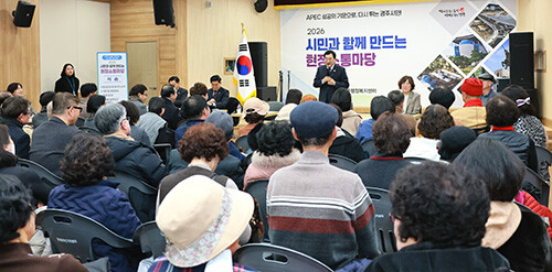 경주시가 황성동에서 2026 시민과 함께 만드는 현장소통마당을 열고 주민 건의사항을 청취하고 있다. 사진=경주시 제공