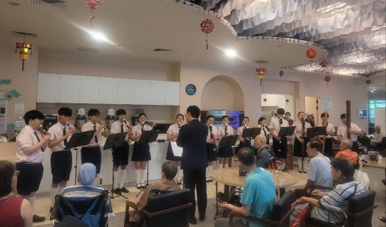 기장청소년리코더합주단이 싱가포르에 있는 HCA 요양시설을 방문해 공연하고 있다. 사진=기장군 제공
