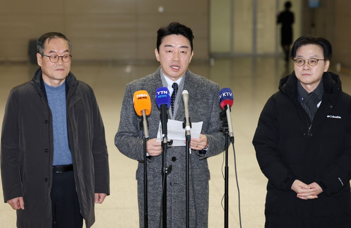 강훈식 대통령실 비서실장이 26일 인천국제공항을 통해 캐나다로 출국하기 전 취재진 앞에서 발언을 하고 있다. 사진=연합뉴스