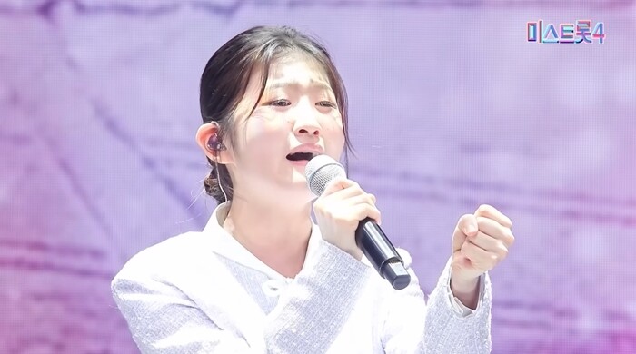 본선 2차전 ‘1:1 데스매치’에서 홍성윤과 격돌한 윤윤서는 14표를 받아 3표에 그친 홍성윤을 상대로 대승을 거뒀다. 사진=TV조선 ‘미스트롯4’ 방송 화면 캡처