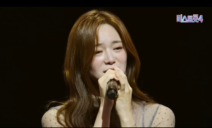 본선 2차전 ‘1:1 데스매치’에선 장혜리와 격돌한 이엘리야는 11대 6으로 승리하며 본선 3차전 진출을 확정지었다. 사진=TV조선 ‘미스트롯4’ 방송 화면 캡처