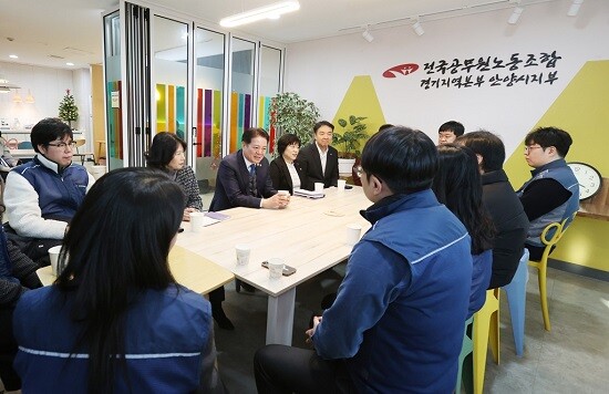 최대호 안양시장이 1월 2일 전국공무원노동조합 경기지역본부 안양시지부와 차담을 나누고 있다. 사진=안양시 제공