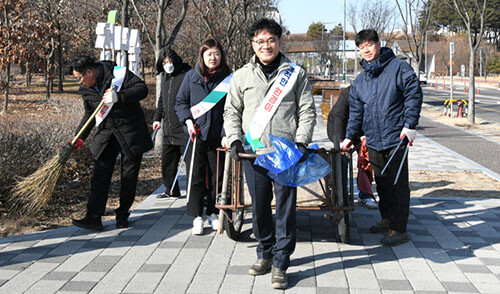 경북도 건설도시국 직원들이 27일 도청 주변 천년숲을 중심으로 새해맞이 대청소를 실시하고 있다. 사진=경북도 제공
