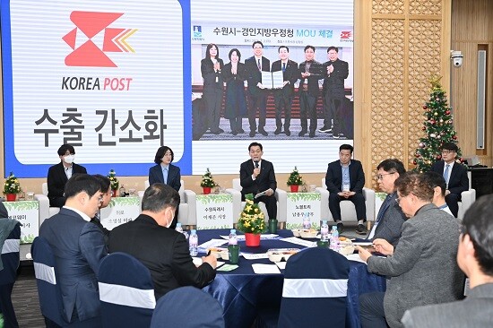 이재준 수원시장이 2023년 12월 '수원시 수출중소기업 도란도란 토크'에 참석해 수출시책에 참여한 중소기업인들의 이야기를 듣고 있다. 사진=수원시 제공
