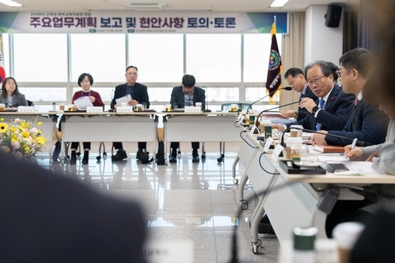 김석준 교육감의 기관 방문 장면. 사진=부산교육청 제공