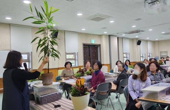2025년 기장군 농업기술센터에서 반려식물 특별강좌를 진행하고 있는 모습. 사진=기장군 제공