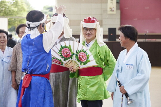 양주 별산대놀이 춤동작을 배우고 있는 김동연 지사. 사진=경기도