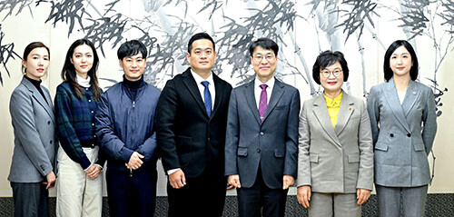 28일 오후 중국 하이난성 기업인단이 김정기 시장 권한대행을 예방하고 기념촬영을 하고 있다. 이번 방문은 오는 3월 예정된 하이난 정부 및 대표단의 대구 방문에 앞선 사전 답사 차원으로 관광·산업·의료 전반에 걸친 실질적 교류 협력 방안이 논의됐다. 사진=대구시 제공