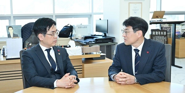 29일 김정기 권한대행과 김민재 행정안전부 차관이 대구경북통합특별법을 두고 논의를 하고 있다. 사진=대구시 제공