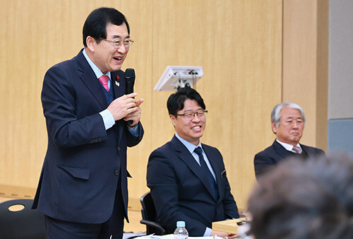 28일 경주시 천북면 행정복지센터에서 열린 시민과 함께하는 소통간담회에서 주낙영 시장이 주민들에게 인사말을 전하고 있다. 사진=경주시 제공