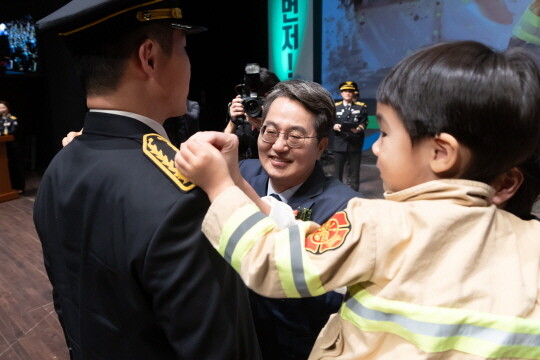 2025년 12월 19일 신임 소방공무원 임용식에서 김동연 경기도지사가 신규 소방공무원에게 계급장을 부착해주고 있다. 사진=경기도