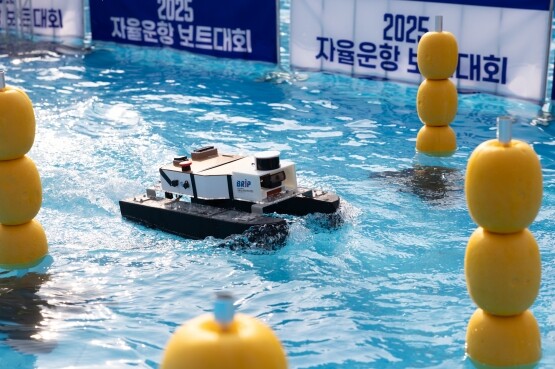 ‘2025년 자율운항 보트대회’에 참가한 자율운항 선박의 미션 수행 모습. 사진=국립부산과학관 제공