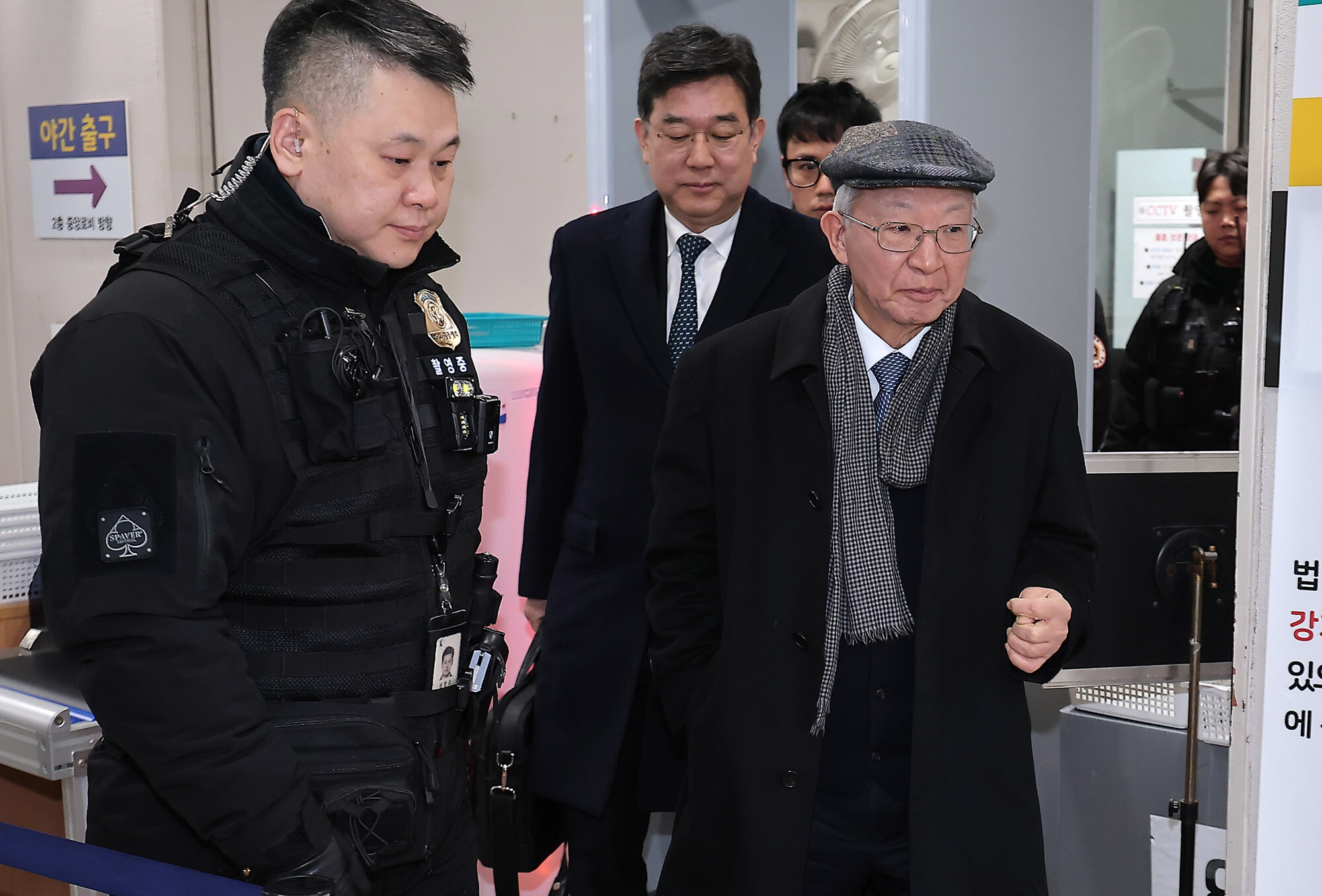 양승태 전 대법원장이 30일 서울 서초구 서울고등법원에서 열린 '사법농단 혐의' 2심 선고 공판에서 징역 6개월에 집행유예 1년을 선고 받은 후 법원 청사를 나서고 있다. 사진 =박정훈 기자