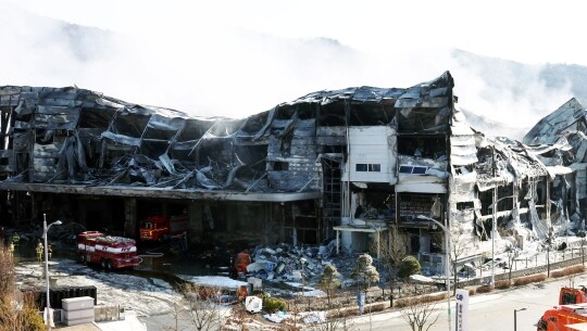 1월 31일 오전 충북 음성군 맹동면 두성리의 한 생활용품 제조공장에서 소방당국이 잔불 정리를 하고 있다. 사진=연합뉴스