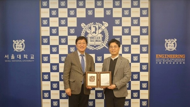 넥센타이어와 서울대학교 공과대학 감사패 전달식 모습. 왼쪽부터 김영오 서울대학교 공과대학 학장, 김종명 넥센타이어 중앙연구소장. 사진=넥센타이어 제공