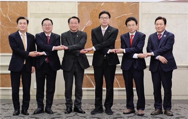 광역자치단체 통합 관련 시도지사 연석회의 기념촬영 장면. 사진=부산시 제공