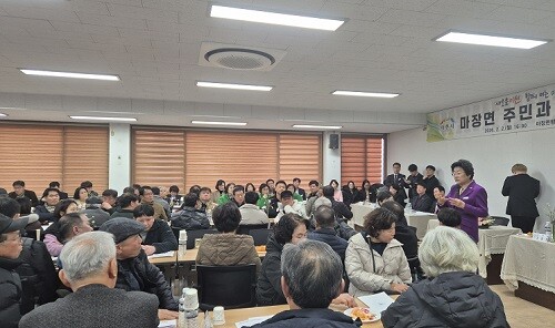 김경희 이천시장이 마장면을 찾아 '주민과의 대화'를 진행하고 있다. 사진= 유인선 기자