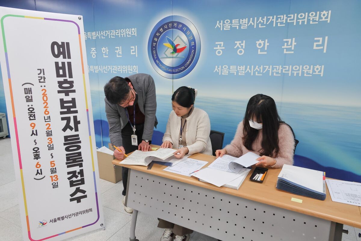 제9회 전국동시지방선거를 120일 앞둔 3일 오후 서울 종로구 서울시선거관리위원회에서 직원이 후보자 등록 접수를 준비하고 있다. 사진=임준선 기자