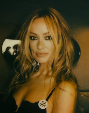 올리비아 와일드 역시 선댄스 영화제 레드카펫에서 ‘ICE Out’ 배지를 착용했다. 사진=올리비아 와일드 인스타그램