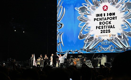 유정복 인천시장이 지난해 8월 2025 인천펜타포트음악축제 개막식에서 관객들에게 인사하고 있다. 사진=인천시 제공