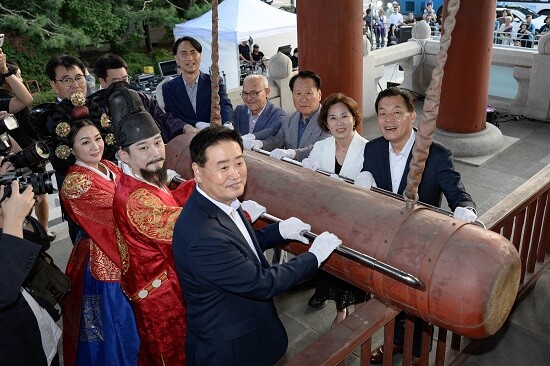 이재준 수원시장이 지난해 9월 제62회 수원화성문화제 개막타종을 하고 있다. 사진=수원시 제공