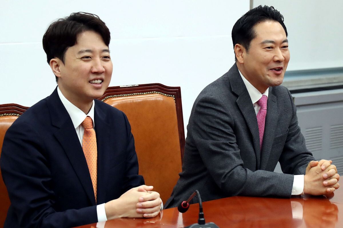 이준석 대표가(사진 왼쪽) 지난 1월 13일 국회 국민의힘 당대표 회의실에서 장동혁 대표와 회동했다. 사진=이종현 기자