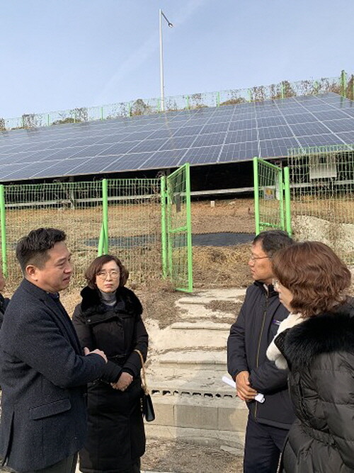 이상진 수도권대기환경청장(오른쪽 두번째)이 안성시 대덕면 보동리 소재 ‘소동산마을’의 태양광 발전설비를 둘러보며 발전현황, 주민 애로사항 등을 논의하고 있다. 사진=수도권대기환경청 제공