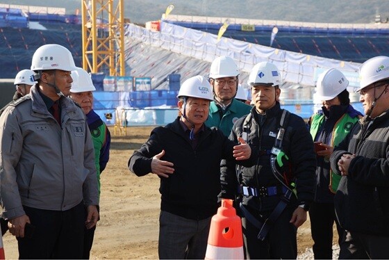 주광덕 남양주시장이 지난 3일 왕숙지구 A1블록 공사현장에서 관계자들과 함께 현장 안전관리 실태를 점검하고 있다. 사진=남양주시 제공
