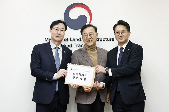 정명근 화성특례시장이 3일 김윤덕 국토교통부 장관에게 건의사항을 전달하고 있다. 사진=화성특례시 제공