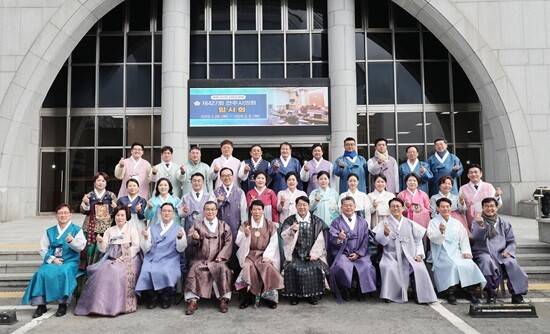 새해 첫 회의에서 한복을 대여해 입고 있는 시의원들과 시청 고위 관계자들. 사진=전주시의회 제공