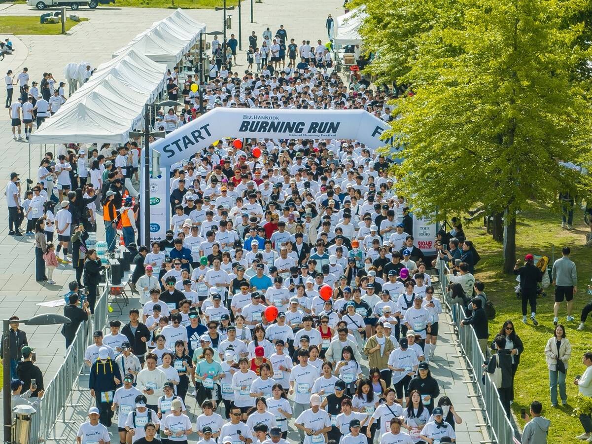 버닝런 2026이 5월 25일 월요일(대체 휴일) 오전 8시 한강공원 물빛무대에서 개최된다. 지난해 한강에서 개최된 버닝런 2025 모습. 사진=최준필 기자