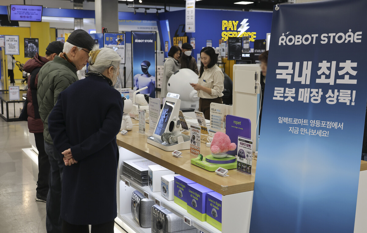 시민들이 국내 최초 로봇 매장의 다양한 로봇에 관심을 보이고 있다.