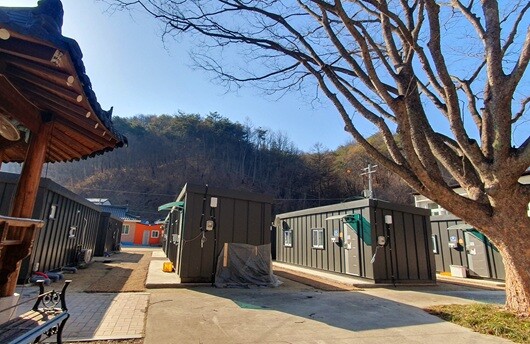경북 안동시 길안면 대곡1리 주민들은 폐교된 초등학교 운동장에 임시주택 단지를 조성해 모여 살고 있다. 사진=주현웅 기자