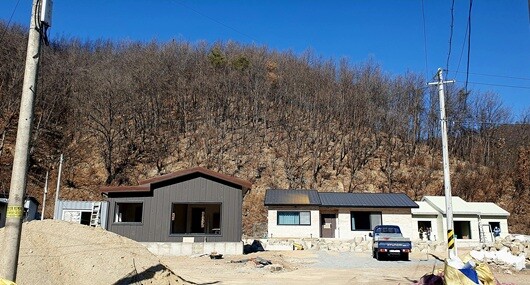 2026년 1월 28일 경북 안동시 일직면 원리 한 마을.  2025년 큰 산불 피해를 입은 이 마을은 복구 작업이 한창이다. 하지만 인근 산의 나무 상당수가 벌목돼 폭우 시 산사태 우려가 따른다. 사진=주현웅 기자