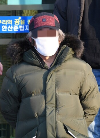 지난 2월 2월 아동 성범죄자 조두순(73)은 외출제한 준수사항을 위반하고 전자발찌를 훼손한 혐의 등으로 실형을 선고받았다. 2020년 12월 형기를 마치고 출소한 조두순 모습. 사진=임준선 기자