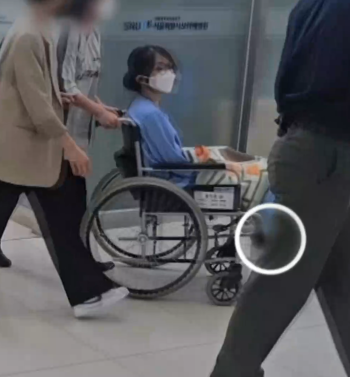 지난해 서울의 한 대학병원에서 김건희 씨가 전자발찌를 찬 채 외부 진료를 받는 모습이 카메라에 잡혔다. 사진=MBN 뉴스 화면 갈무리