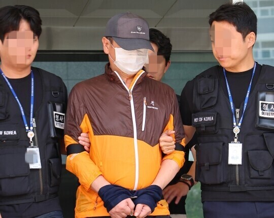 인천 송도의 한 아파트에서 생일상을 차려준 아들을 사제 총기로 살해한 조 아무개 씨(63)가 1심에서 무기징역을 선고받았다. 조 씨가 검찰에 송치되는 모습. 사진=연합뉴스