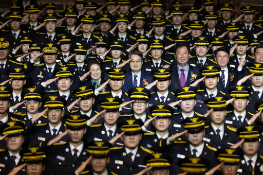 2025년 12월 19일 신임 소방공무원 임용식에서 소방공무원들과 거수경례를 하는 김동연 지사. 사진=경기도