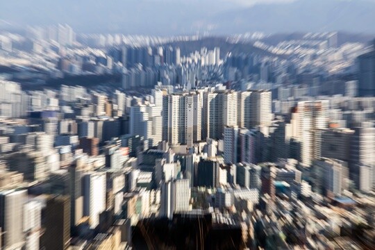 서울에 거주하는 2030세대 무주택 가구주가 100만 명에 육박하며 역대 최대치를 기록했다. 서울 용산구 남산에서 바라 본 서울 시내 아파트 단지. 사진=최준필 기자