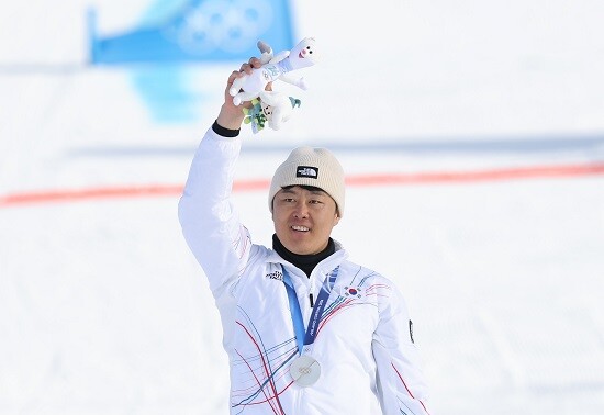 2월 8일(한국시간) 2026 밀라노·코르티나담페초 동계올림픽 남자 스노우보드 평행대회전에서 깜짝 은메달을 획득한 김상겸. 사진=연합뉴스
