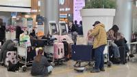 ‘폭설 마비’ 제주공항, 기상 호전에 항공기 10편 추가 투입…2000여명 수송