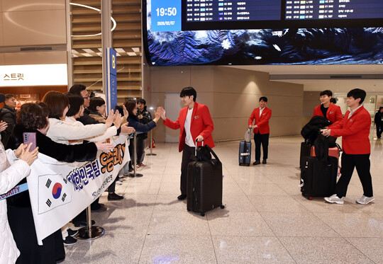 인천공항 입국장에 마중 나온 바둑팬들에게 인사하고 있는 한국 대표팀. 사진=한국기원 제공