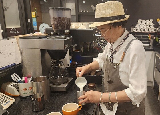 실버 카페에서 일하고 있는 실버 바리스타. 사진=고양특례시 제공